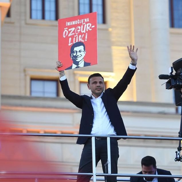 #SONDAKİKA 

Özgür Özel:

"Mahkemenin verdiği kararı tanımıyoruz. 

İl Başkanımız görevinin başındadır."