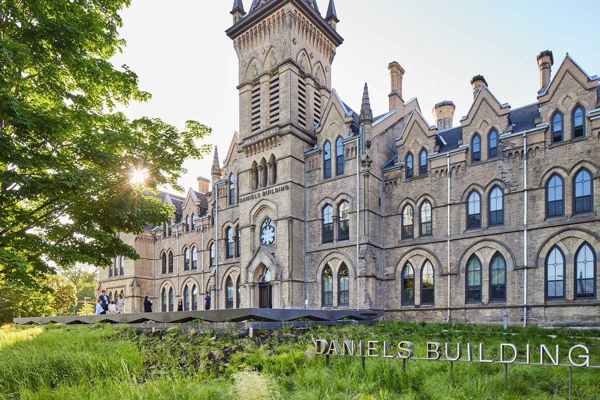 UofTDaniels's tweet image. It’s that time of year again – the first week of classes has begun at @UofT! 🎉 The Daniels Faculty is thrilled to welcome all new and returning students to the 2025–2026 academic year. 

Read our full welcome from Acting Dean Robert Levit at daniels.utoronto.ca
#uoftdaniels
