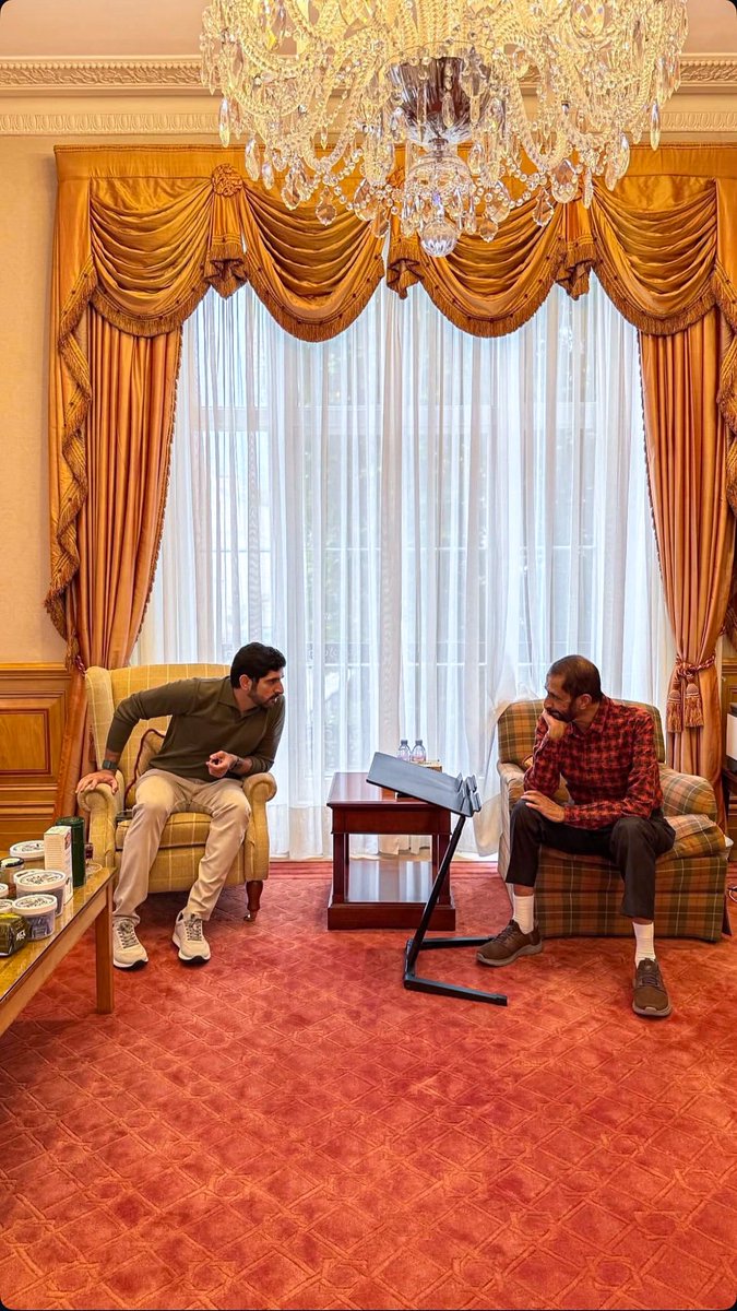 سمو الشيخ حمدان بن محمد بن راشد آل مكتوم، ولي عهد دبي نائب رئيس مجلس الوزراء وزير الدفاع، مع عمه سمو الشيخ أحمد بن راشد آل مكتوم “ربي يحفظهم”.

His Highness Sheikh Hamdan bin Mohammed bin Rashid Al Maktoum, Crown Prince of Dubai, Deputy Prime Minister and Minister of Defence,