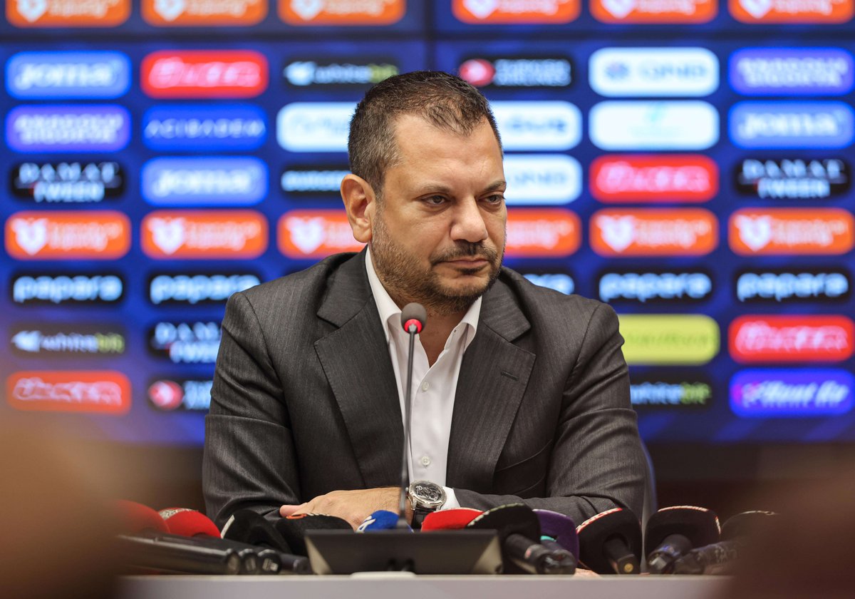 atavratjoa's tweet photo. Bak beyim sana iki çift sözü var; senin içinden “Kim ne derse desin, çok iyi paraya sattım. Trabzonspor’un menfaatine iş yaptım. Tepki gösterenlerde kafa yok.” diye geçiyordur.
Anlamadığın ve anlamak istemediğin bazı şeyleri sana anlatmaya çalışacağım. Trabzonspor, onur ve haysiyetin timsali bir kuruluştur. Bu, lafta kalırsa Tranzonspor yoktur.

Mesela başkan çıkıp “Ben kaptanımı satmam.” diyorsa, bizde iş biter. Her sene “Aklınızı alacak transferler yapacağız.” deyip üç senedir takımı orta sahasız oynatman bizim normalimiz değildir. Ağızdan çıkan her söz değerlidir. Kişi, sözlerinin arkasında durabildiği kadardır.

Bugün seni istifaya çağıran ama senin ciddiye almadığın taraftarın çoğu, bırak camiaya verilen sözü, bakkala söz verip tutmasa önünden geçemeyecek adamlardır. Trabzon, bu haysiyetli taraftarların omuzlarındadır.

Biz de paranın önemini biliyoruz ama senden farklı olarak daha önemli şeylerin de olduğunun farkındayız. Senin başarı olarak gördüğün ortamdan biz, senin aksine, çok utanıyoruz.