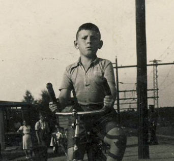 #OralHistoryFeature | Jerry Koenig (birth name Jerzy Koenig) was born on January 1, 1930 in Pruszkow, Poland.

On September 1, 1939, the Germans invaded Poland, and Mr. Koenig and his family fled east. 

Eventually, the family had to go into hiding. bit.ly/3RS87jw