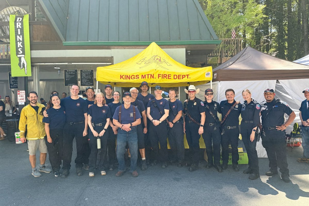 KingsMtnFire's tweet image. THANKS @AMR_Social &amp;amp; @SMCSheriff for your on-site support at this year’s Labor Day weekend Kings Mtn Art Fair. This is the primary means of financial support for the all-volunteer KMFD. We appreciate the strong community support for the art fair &amp;amp; the KMFD.