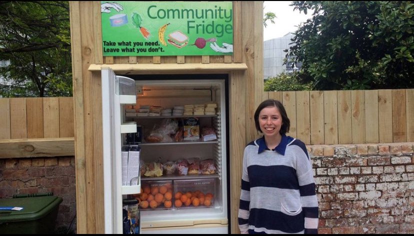 Burası Yeni Zelanda sokaklar buzdolaplari ile dolu ihtiyaç sahipleri alsın diye,aynı uygulamayı Türkiye de yapsalar halkın durumundan fakir fukara siyasetinden aylarca ortalığı lağam ağızlılar götürürdü...