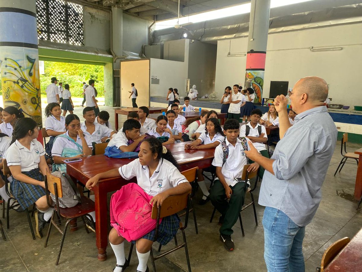 Registraduria's tweet photo. Los registradores municipales de📍Los Córdobas, Sahagún y Montelíbano (Córdoba) adelantaron jornadas pedagógicas en instituciones educativas sobre las elecciones de los Consejos de Juventud.

Invitamos a todos los #GrandesXElección💥 a ser protagonistas, participando activamente y ejerciendo su derecho al voto este 19 de octubre.