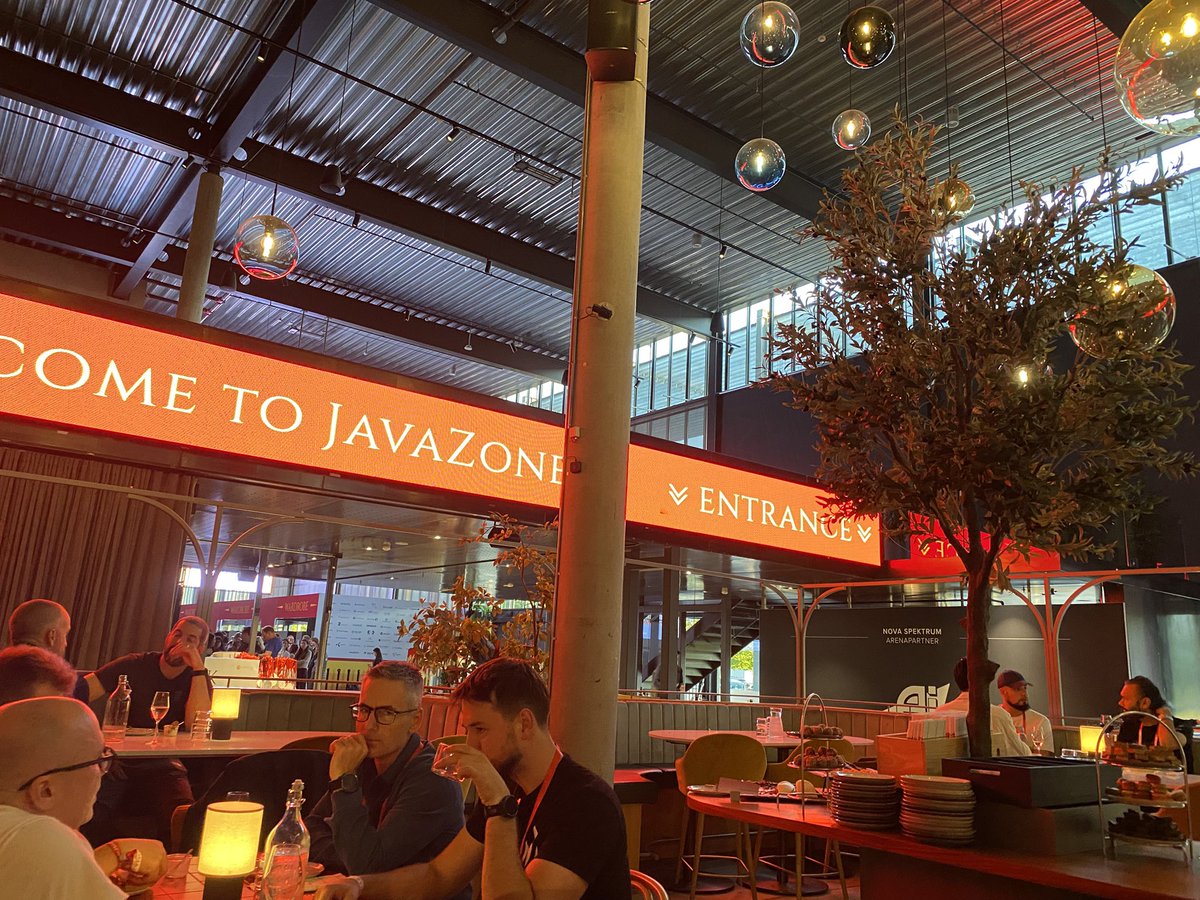 danieloh30's tweet image. We’re here at Javazone! #javachampions