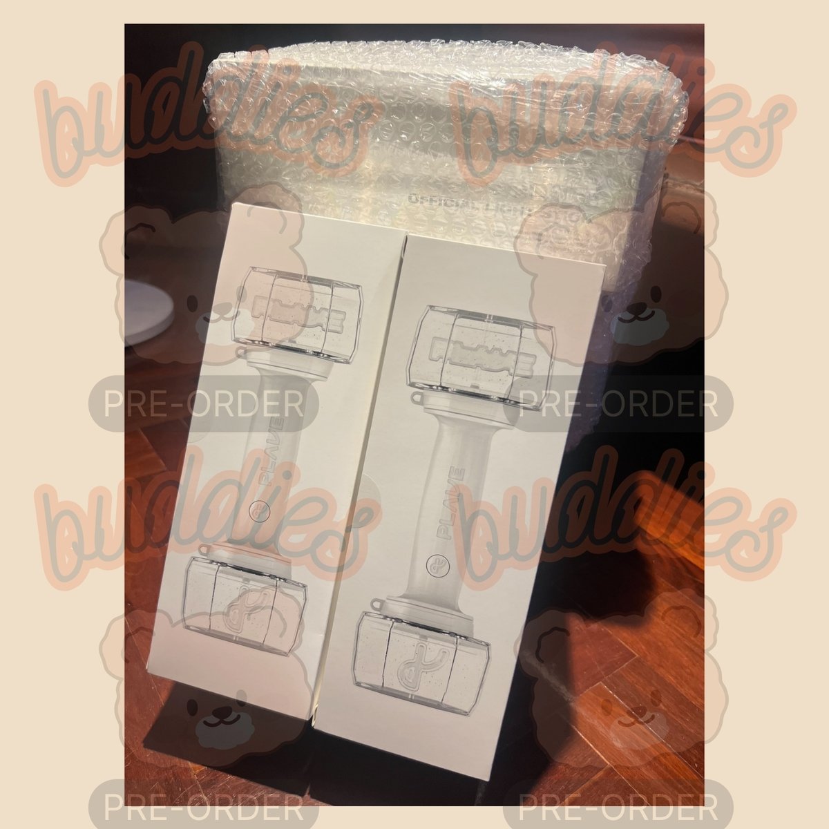 buddiespreorder's tweet photo. [ พร้อมส่ง ♡ ]  แท่งไฟ Plave official light stick

แท่งไฟ และการ์ดแท่งไฟครบเมม เยจุน โนอา แบมบี้ อึนโฮ ฮามิน
ของใหม่ไม่เคยแกะกล่อง

🎀 ราคา 1,550 บาท รวมส่ง

💌นัดรับหน้าคอน #DASH_Quantum_Leap_in_Bangkok ได้นะคะ

ซื้อ: Mention / DM (ตอบช้า ทัก @fujimhyfat )
#ตลาดนัดplave https://t.co/unFv4P4pj0