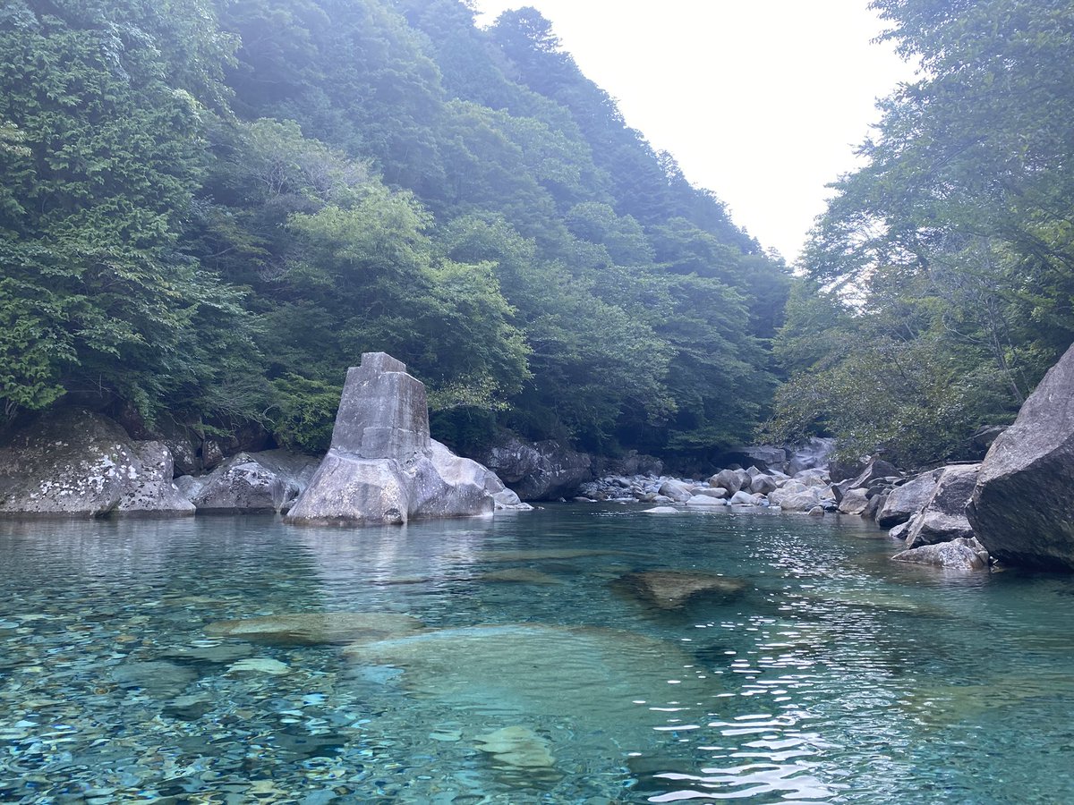 エメラルドグリーン