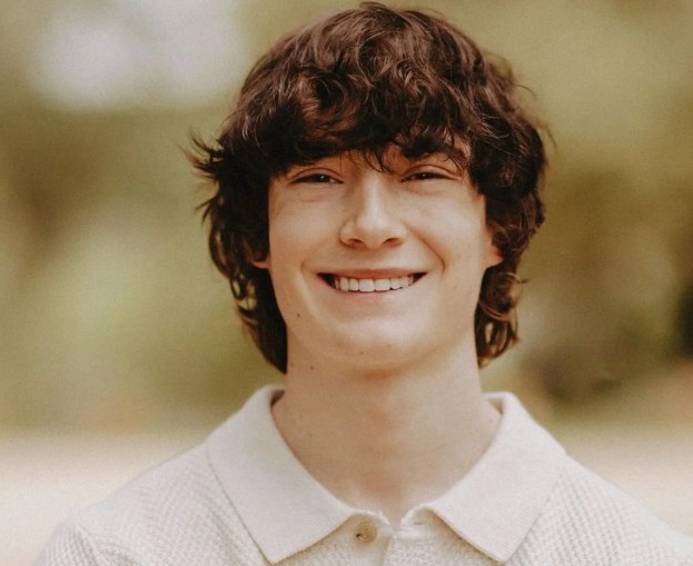 #NoticiasEV 📍 OpenAI enfrenta una demanda tras el suicidio de un adolescente.

La familia acusa a ChatGPT de haber reforzado su desesperación emocional.

La empresa responde con nuevas medidas de seguridad: detección de lenguaje autolesivo, interrupciones automáticas, recursos