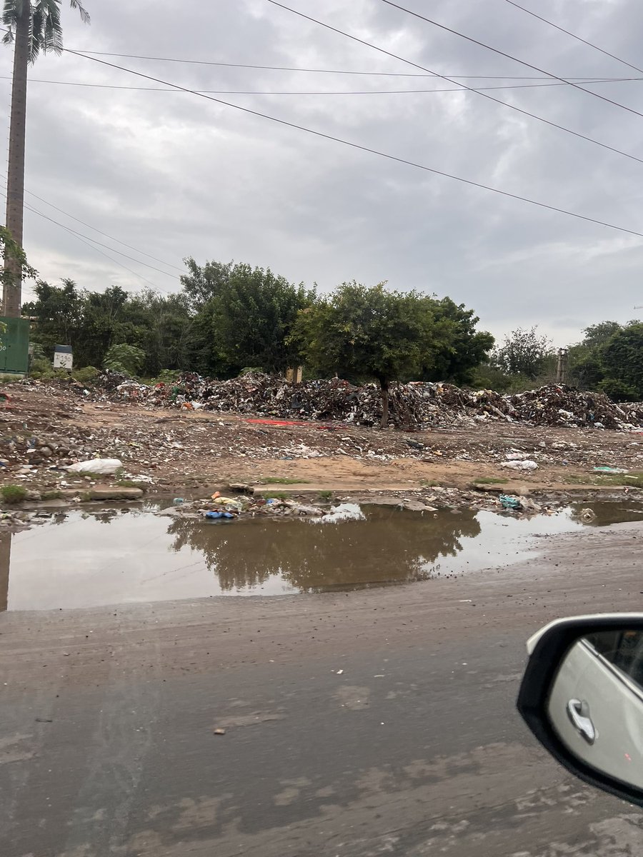 MandharPratibha's tweet photo. @MunCorpGurugram welcome to Garbagegaon. Because why settle for less when you can drown in waste? 🗑️👏 #DumpingOurFuture #GarbageGoals https://t.co/TEOXVAOdMJ