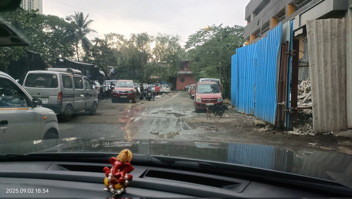 puneet_kabra's tweet photo. Dear @MTPHereToHelp,
Ekta Tripolis, Siddharth Nagar Road No 8 and 2, Motilal Nagar-1, Goregaon West. 
There are cars illegally parked. The Garage person is illegally using the space Creating traffic for entry and exit from the building  please take action #TrafficAlert https://t.co/xE7oXU8Mxw