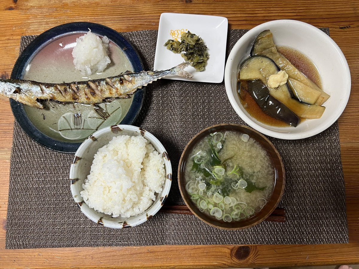 初物の秋刀魚！

焼きすぎて肝落ちちゃった(._.)

仕事と勉強があるのでお酒は我慢！