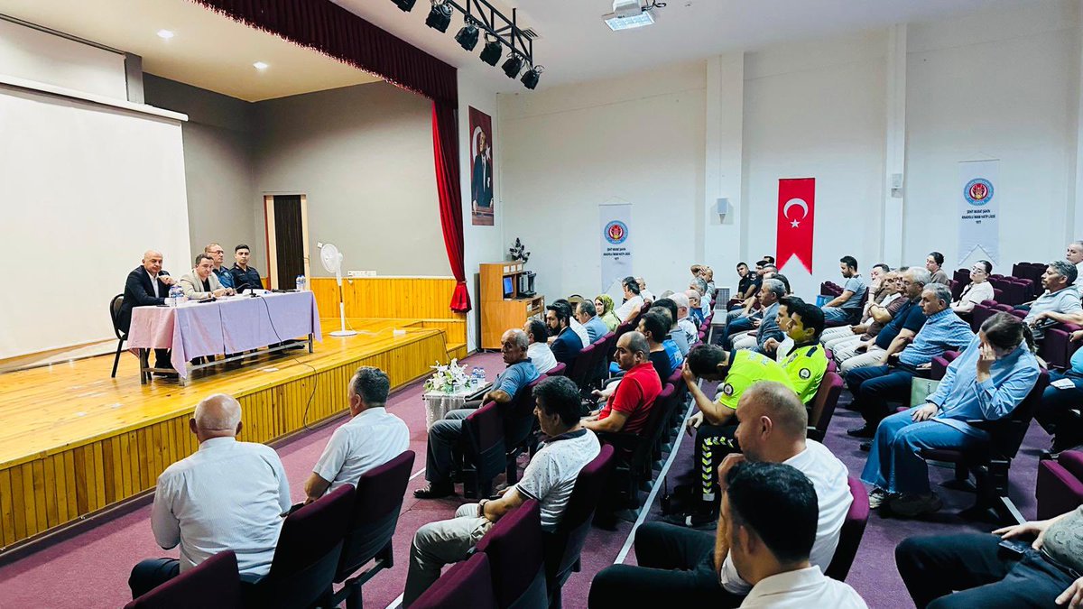 Kaymakamımız Sn. Ahmet KAVANOZ başkanlığında; Kurum amirleri ,Okul Müdürleri,Köy ve Mahalle Muhtarları,okullarımızın Okul Aile Birliği Başkanları ve taşıma yüklenicilerin katılımıyla 2025-2026 Eğitim Öğretim Yılı Birinci Dönem Okul Güvenliği Tedbirleri Toplantısı icra edildi.