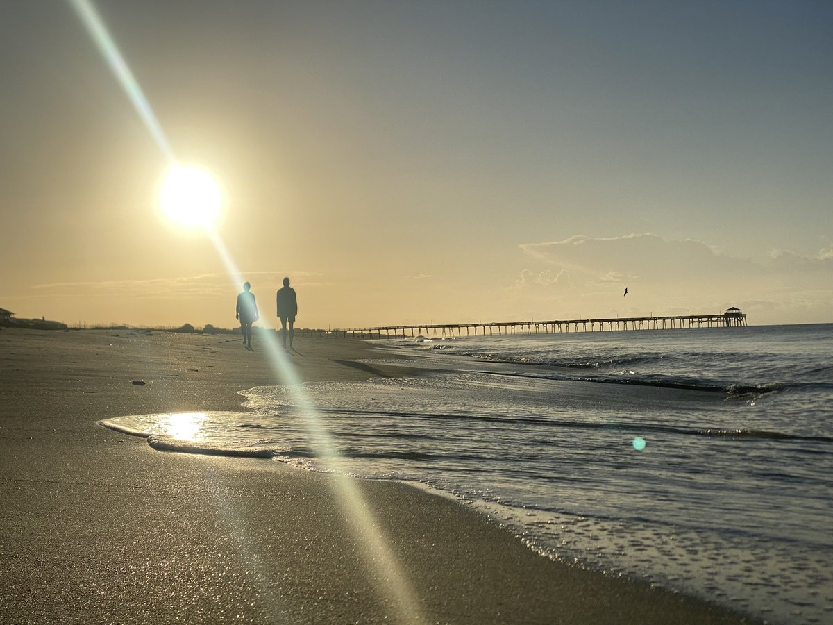 DrozBall's tweet photo. My favorite photo from this morning. #silhouette #sunrise #peoplewalkingonthebeach #people #pier #ocean #PhotoOfTheDay #photo #photography #photographer #photographylovers https://t.co/J0JAMfHDJg