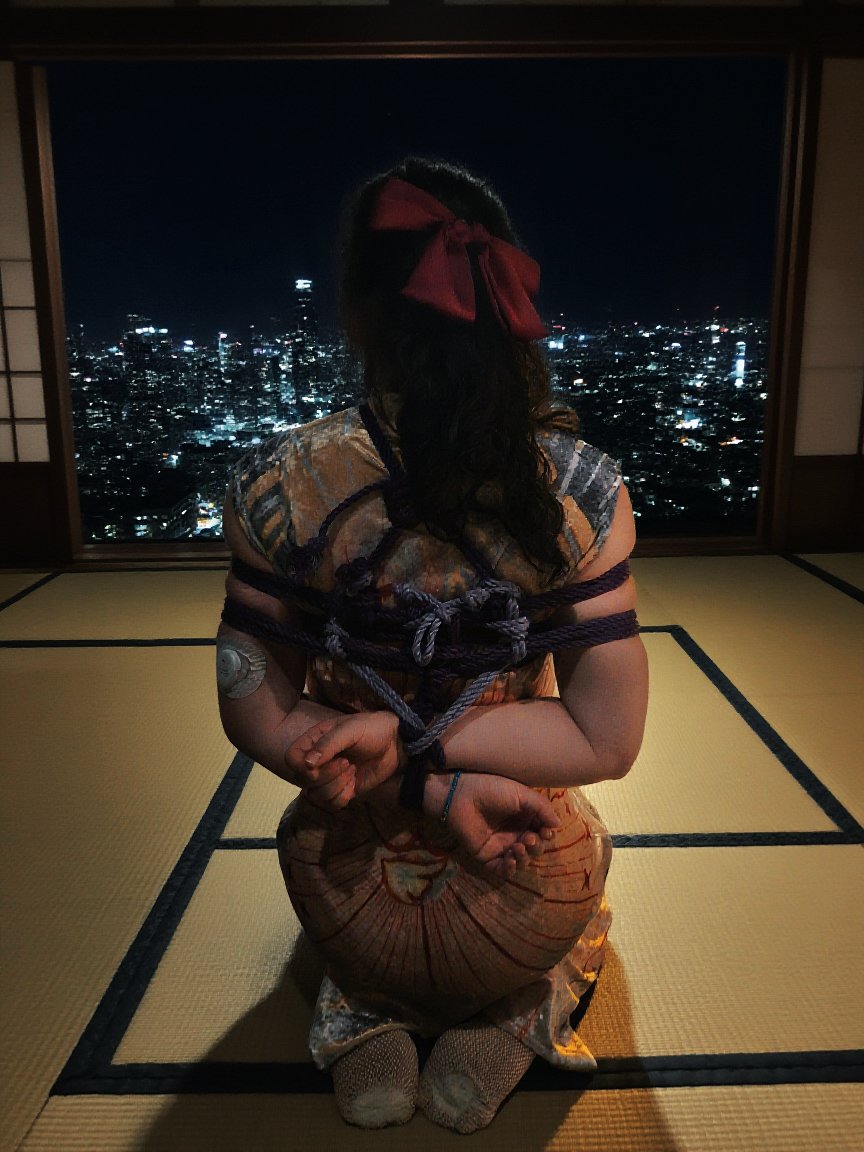 夜色
🪢:<a href="/hazeleyes0v0/">榛果大王棕棕宝</a>
🐰:<a href="/BabyfaceMoonsta/">年糕·捆人猫🐱</a> 
特别鸣谢<a href="/Candy_shancat/">杉菜Candy</a>

#shibari #绳缚