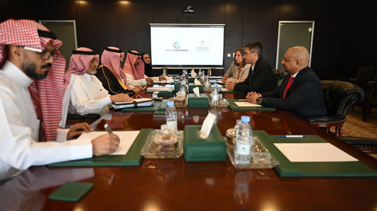 التقى سعادة المشرف العام على #البرنامج_السعودي_لتنمية_وإعمار_اليمن السفير محمد بن سعيد آل جابر، بمقر البرنامج في #الرياض، المدير الإقليمي للبنك الدولي لمصر و #اليمن وجيبوتي, الشرق الأوسط وشمال أفريقيا السيد ستيفان جيمبرت <a href="/SGuimbert/">Stephane Guimbert</a> بهدف عقد اجتماعات على مدار يومين لمناقشة ماتم من