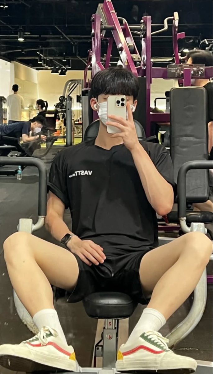 今天與教練的色色對話
-我：（正在拍照）
-教練：腳張那麼開是還沒被操夠嗎
-我：🤓
我差點翹起來！沒有啦🤣