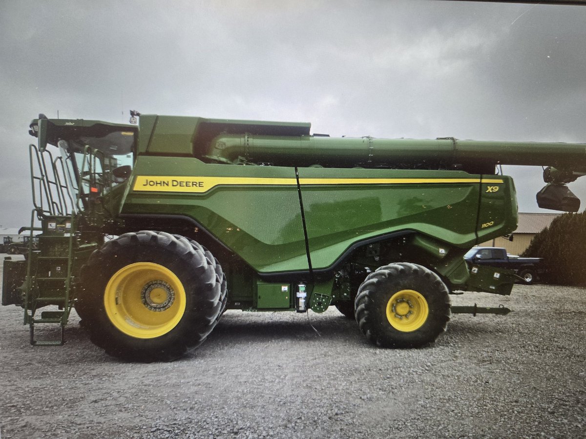 Labor Day weekend has always been the weekend we get the combine out and give it a final wash and go over it one last time. Used some of that soap from my Canadian Pal Andy and your not go going to believe the results.  #8820 #andyclean <a href="/JohnDeere/">John Deere USA</a> <a href="/apasztor82/">Andy Pasztor 🧼🧽</a>