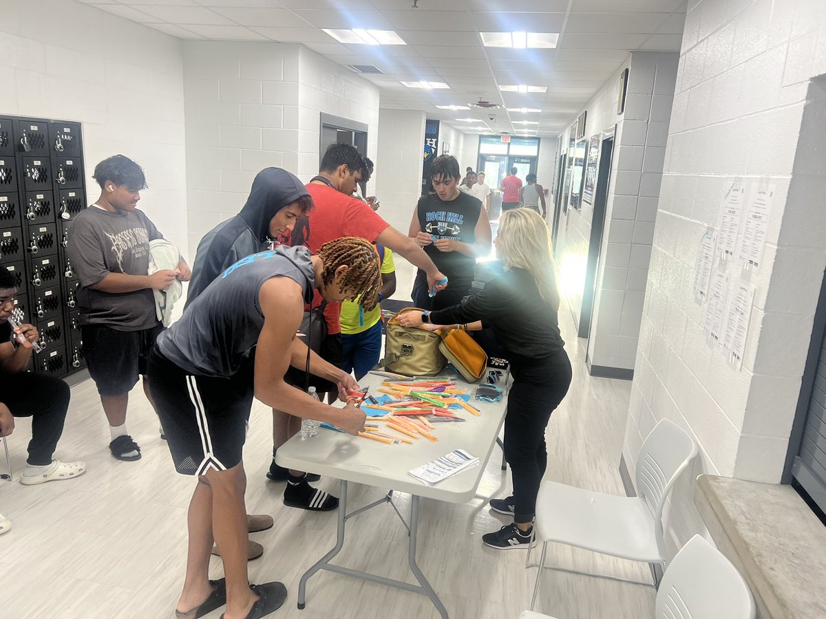 This is what makes <a href="/MrsCoachWilk/">MrsCoachWilk</a>  the goat!! Taking care of our boys after practice. # LEO! <a href="/RockHill_FB/">Rock Hill Blue Hawks Football</a>