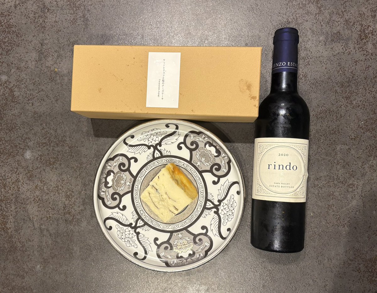 hakata_b's tweet photo. 1人でやっちゃいますか🍷
サマートリュフのチーズケーキ届いた♡ https://t.co/rztpyjPusy