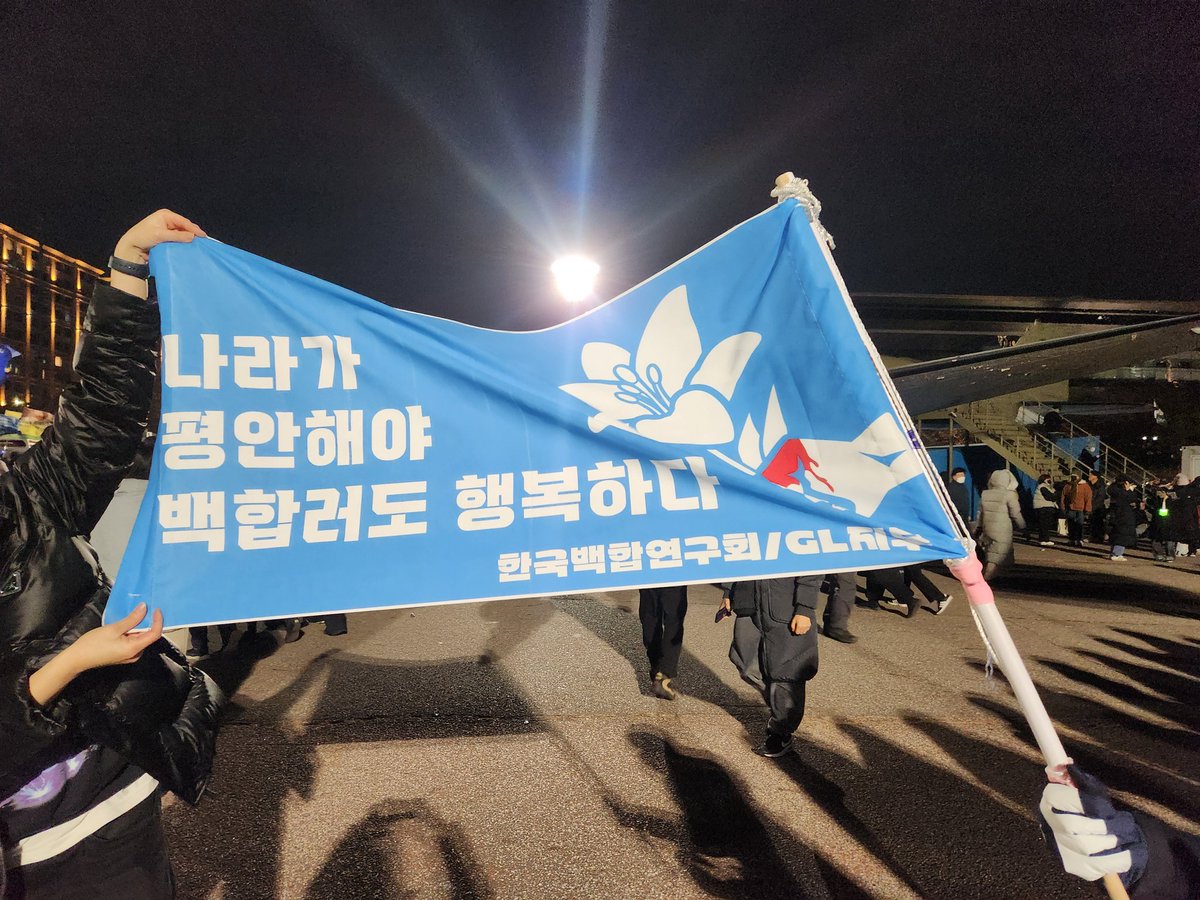 의약품 중에 Nacl (염화나트륨)과 oxycan (산소통인듯함)이 많이 부족한 듯 합니다..!!
의약품 지원이 가능하신 분들은
환전해둔 돈이 이게 마지막이라 하나밖에 구매하지 못했지만 작은 도움이 되길 바랍니다.
사진은 작년 겨울 한국이네요.
인도네시아 사람들도 이겨내길 바랍니다
응원할게요🇮🇩🇮🇩