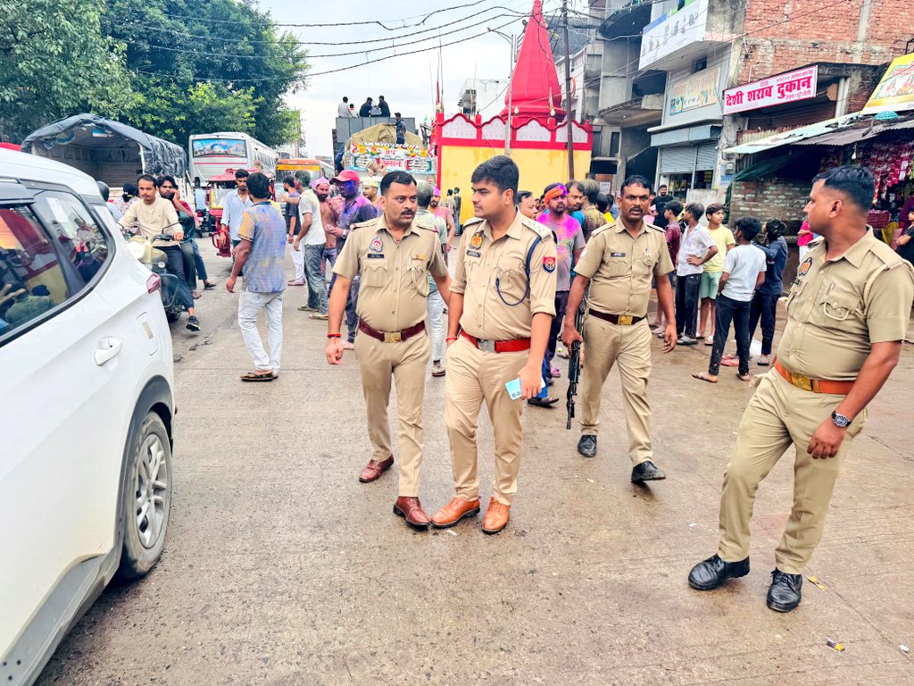 #SPGonda के निर्देशन में #Addl_SPEast श्री मनोज कुमार रावत द्वारा थाना कोतवाली नगर क्षेत्रांतर्गत गणेश प्रतिमा विसर्जन जुलूस मार्गों पर सुरक्षा व्यवस्था का निरीक्षण किया गया तथा पुलिस बल की मौजूदगी में शान्तिपूर्ण विसर्जन सकुशल सम्पन्न कराया जा रहा है।

#UPPolice 
#GondaPolice