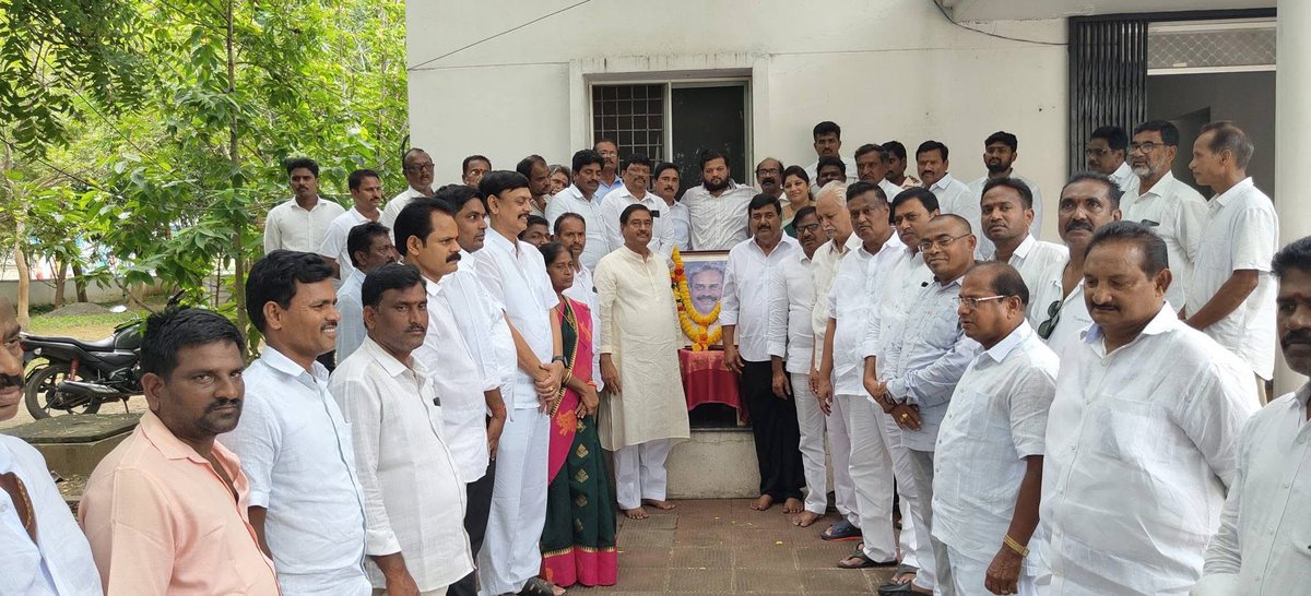 దివంగత వైయస్ రాజశేఖరరెడ్డి గారి వర్ధంతి సందర్భంగా శ్రీకాకుళం నియోజకవర్గ కార్యాలయం వద్ద నివాళులర్పిస్తూ..
#YSRForever #YSRVardhanti