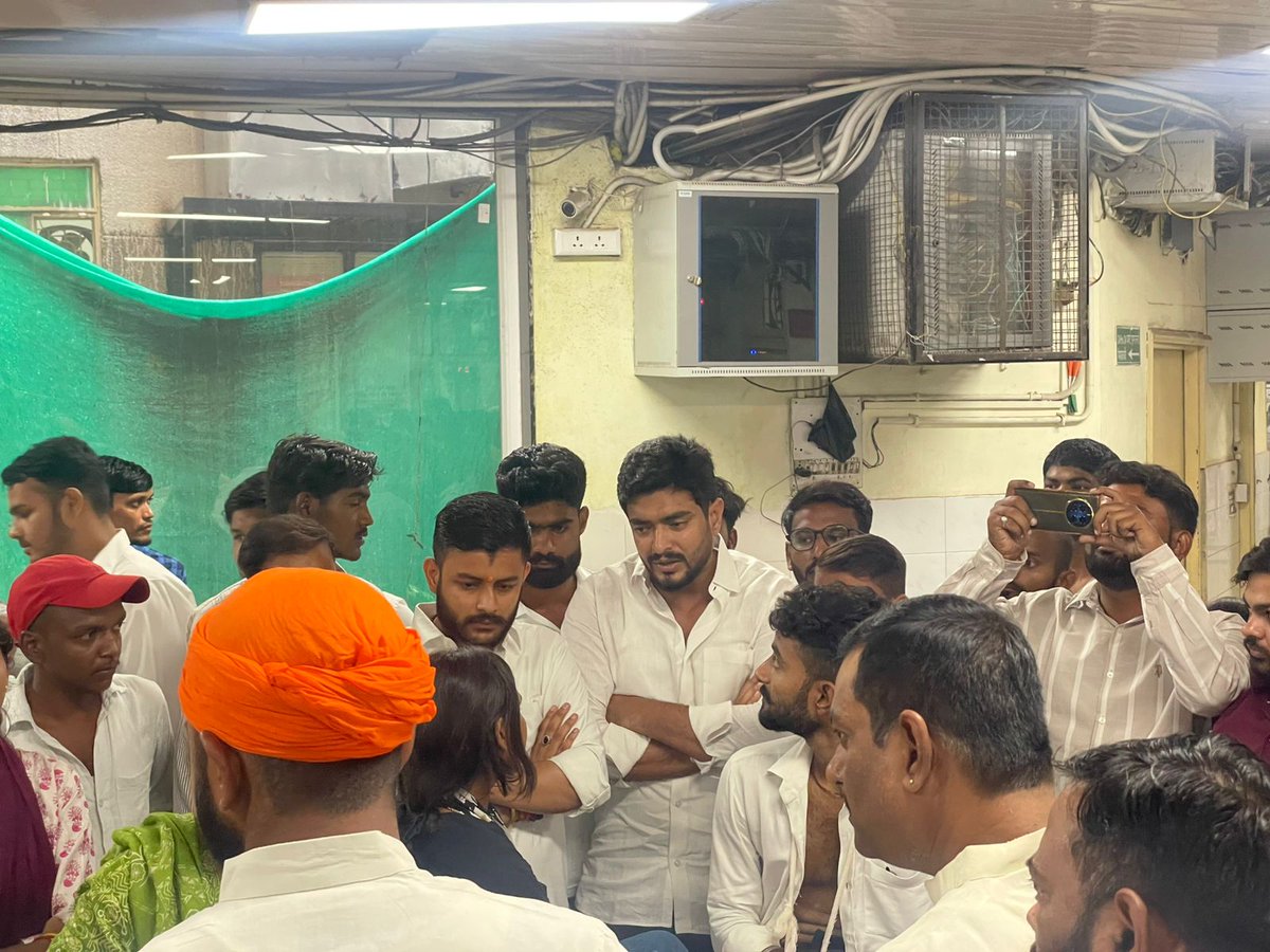 INCUttarPradesh's tweet photo. बाराबंकी स्थित राम स्वरूप यूनिवर्सिटी में प्रदर्शन कर रहे ABVP छात्रों पर योगी सरकार की पुलिस ने बर्बर लाठीचार्ज किया, जिसमें कई छात्र गंभीर रूप से घायल हो गए।

आज NSUI के प्रदेश अध्यक्ष (मध्य जोन) @ErAnasRahman1 जी अपने साथियों के साथ केजीएमयू पहुंचे और घायल छात्रों से मिलकर उनका हालचाल जाना।

छात्र किसी भी संगठन, विचारधारा या दल से जुड़े हों, उन पर इस तरह का दमन लोकतंत्र की मूल भावना के खिलाफ है। छात्रों की आवाज़ को दबाने के बजाय उनकी समस्याओं को सुना और उनका समाधान किया जाना चाहिए।

NSUI हमेशा छात्रों के हितों, अधिकारों और न्याय के लिए पूरी मजबूती और तत्परता के साथ खड़ी है। छात्र समुदाय पर किसी भी तरह का अन्याय और अत्याचार बर्दाश्त नहीं किया जाएगा।