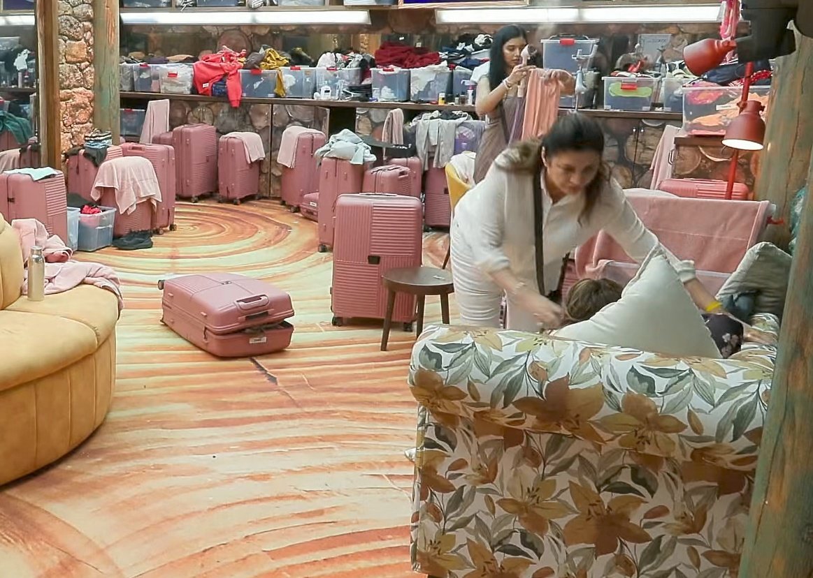 BBossLivefeed's tweet image. #Livefeed!! 
#Neelam :- Pranit Maa ke uper mara tha na joke mujhe..wo samajh hi nhi aya..
 
#Tanya :- Pranit ka roast sabse bekaar tha.. jo aap pe (neelam) usne mara tha..uspe hasi bhi nhi aai..Mein mehnat krke aagey badhi hu.. Ab koi uspe majaz udaye mujhe acha nhi lagta...