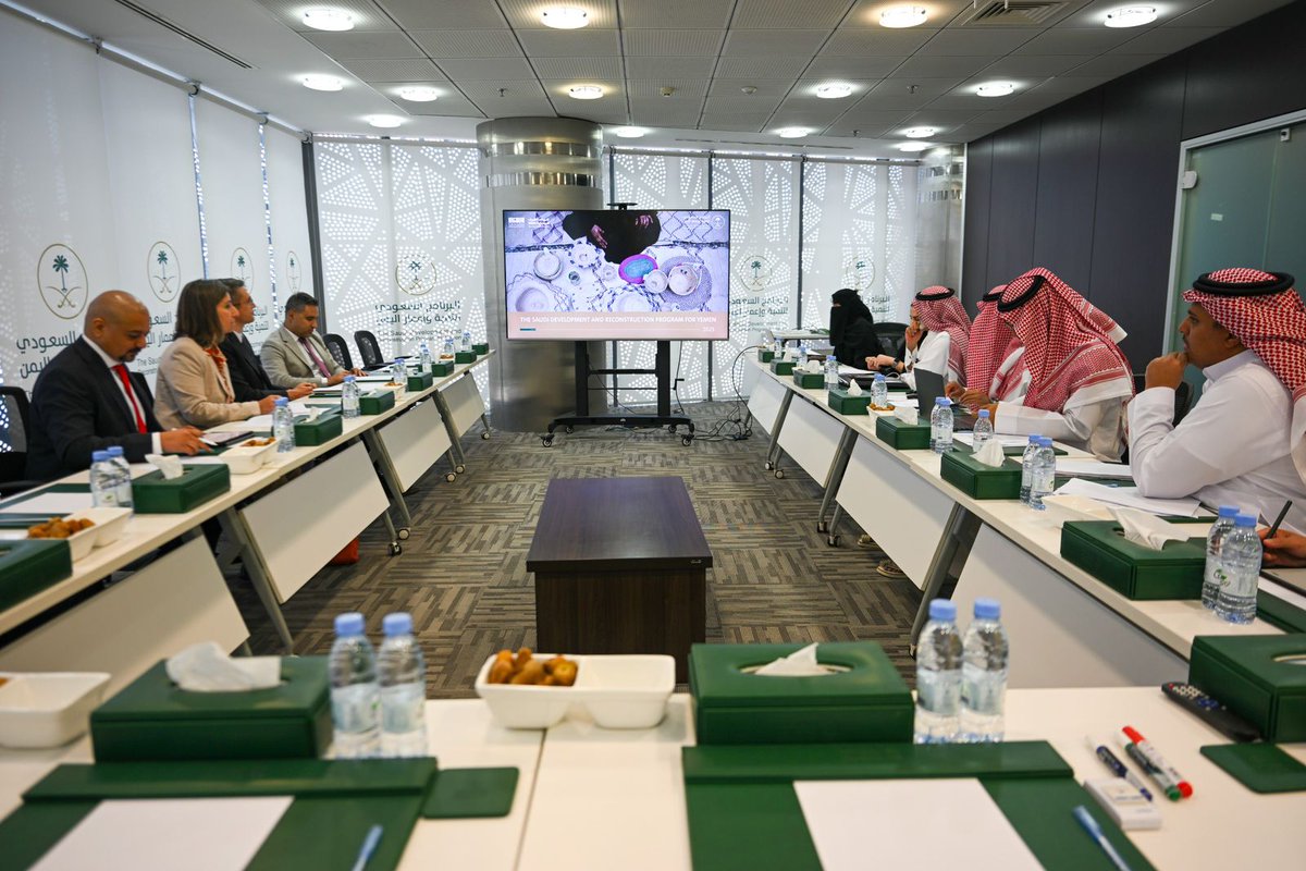 على مدار يومين..
يعقد #البرنامج_السعودي_لتنمية_وإعمار_اليمن اجتماعاته مع #البنك_الدولي؛ لتعزيز وفتح سبل تعاون جديدة بين الطرفين من ذلك مناقشة فرص تنفيذ مشاريع نوعية، خاصة في مجال #الطاقة، بالإضافة لمناقشة فرص التعاون الجديدة المطروحة في عدة قطاعات، ذلك بحضور المدير الإقليمي لمصر