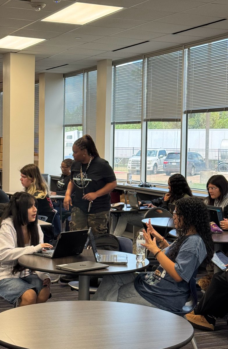 Momentum_HS's tweet image. Shoutout to Ms. Ray, our counselor, for pulling small groups and guiding students through SEL lessons with 7 Mindsets. @AyeshaAhmad30 @DrBeene_ @SpringISD