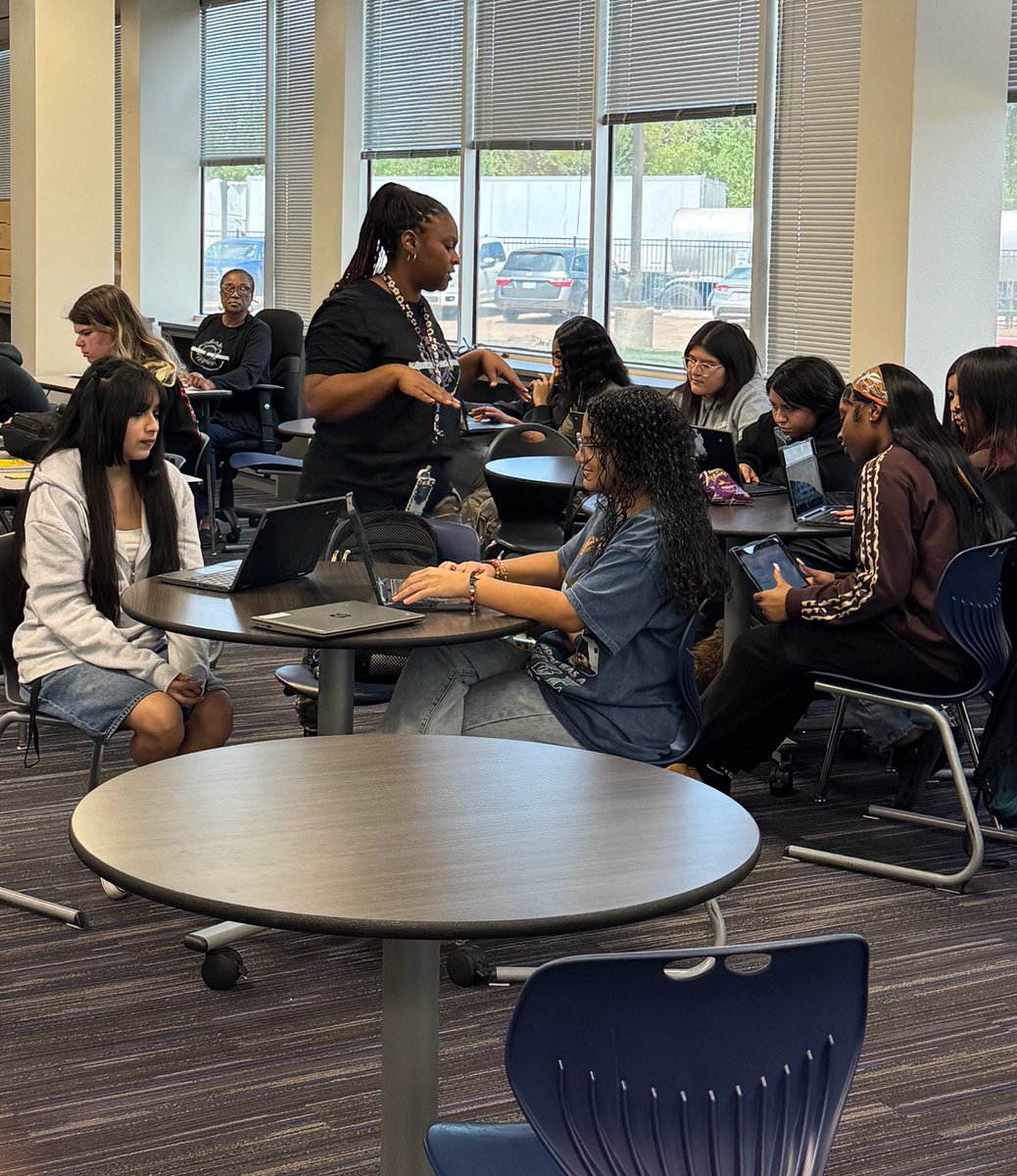 Momentum_HS's tweet image. Shoutout to Ms. Ray, our counselor, for pulling small groups and guiding students through SEL lessons with 7 Mindsets. @AyeshaAhmad30 @DrBeene_ @SpringISD