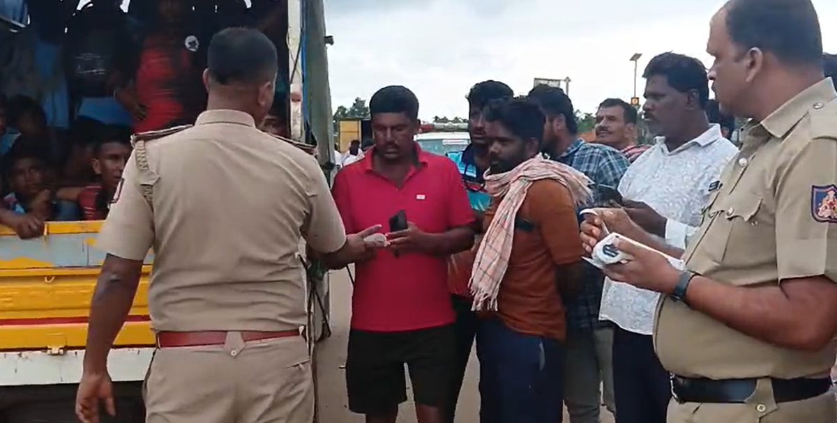 SP Tumakuru (@sptumkur) on Twitter photo #CPI_Gubbi ರವರಿಂದ ಗುಬ್ಬಿ ಪೊಲೀಸ್ ಠಾಣಾ ವ್ಯಾಪ್ತಿಯಲ್ಲಿ ಗೂಡ್ಸ್ ವಾಹನದಲ್ಲಿ 27 ಶಾಲಾ ಮಕ್ಕಳನ್ನು ತುಂಬಿಕೊಂಡು ಹೋಗುತ್ತಿದ್ದ ಸದರಿ ವಾಹನ ಚಾಲಕನಿಗೆ 5400 ರೂಪಾಯಿ ದಂಡ ವಿಧಿಸಲಾಗಿರುತ್ತದೆ.
#TumakuruDistrictPolice
#TrafficViolation
#CPIGubbi <a href="/TumakuruTraffic/">ತುಮಕೂರು ಸಂಚಾರ ಪೊಲೀಸ್ Tumakuru Traffic Police</a>
<a href="/venkatashok/">Ashok Venkat IPS</a> #CPI_Gubbi ರವರಿಂದ ಗುಬ್ಬಿ ಪೊಲೀಸ್ ಠಾಣಾ ವ್ಯಾಪ್ತಿಯಲ್ಲಿ ಗೂಡ್ಸ್ ವಾಹನದಲ್ಲಿ 27 ಶಾಲಾ ಮಕ್ಕಳನ್ನು ತುಂಬಿಕೊಂಡು ಹೋಗುತ್ತಿದ್ದ ಸದರಿ ವಾಹನ ಚಾಲಕನಿಗೆ 5400 ರೂಪಾಯಿ ದಂಡ ವಿಧಿಸಲಾಗಿರುತ್ತದೆ.
#TumakuruDistrictPolice
#TrafficViolation
#CPIGubbi <a href="/TumakuruTraffic/">ತುಮಕೂರು ಸಂಚಾರ ಪೊಲೀಸ್ Tumakuru Traffic Police</a>
<a href="/venkatashok/">Ashok Venkat IPS</a>