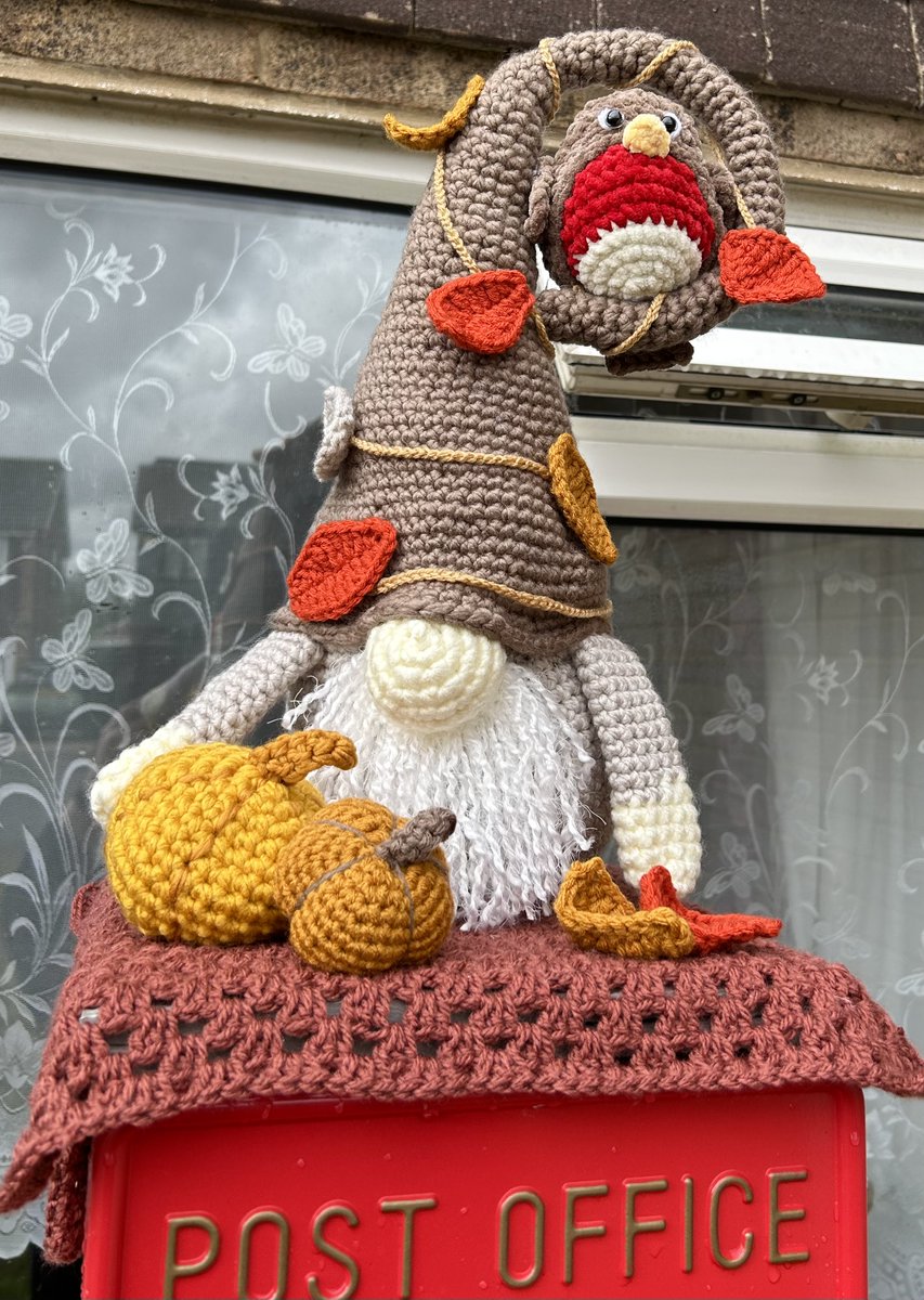 I wanted to install a new topper to wish all the local children good luck as they start the autumn half term tomorrow.
Whipped this one up in a bit of a rush, but I'm happy with it.
#crochet #yarnbombing #postboxtopper #postboxSaturday