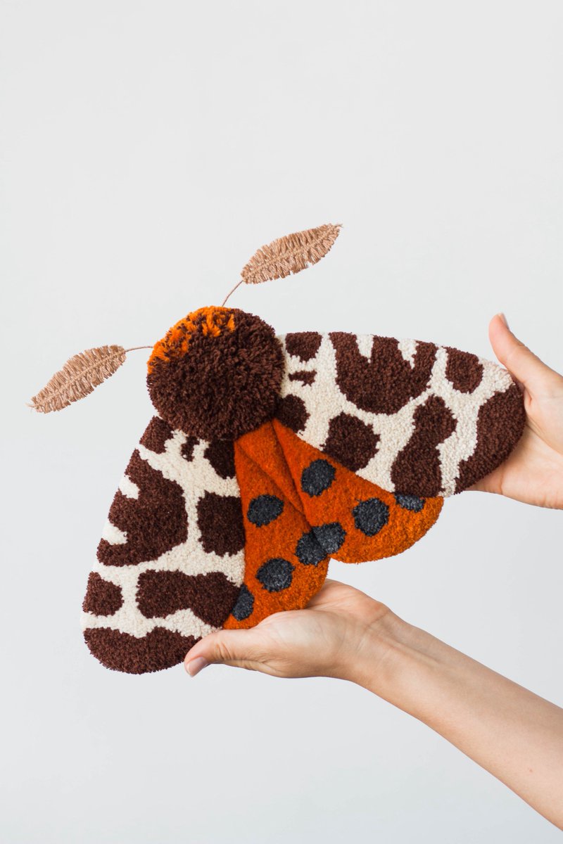 Цього разу не вигадувала щось нове, а надихалась нічним метеликом Ведмедиця кайя. Такий він мені гарний і пряжа підходящих кольорів була під руками