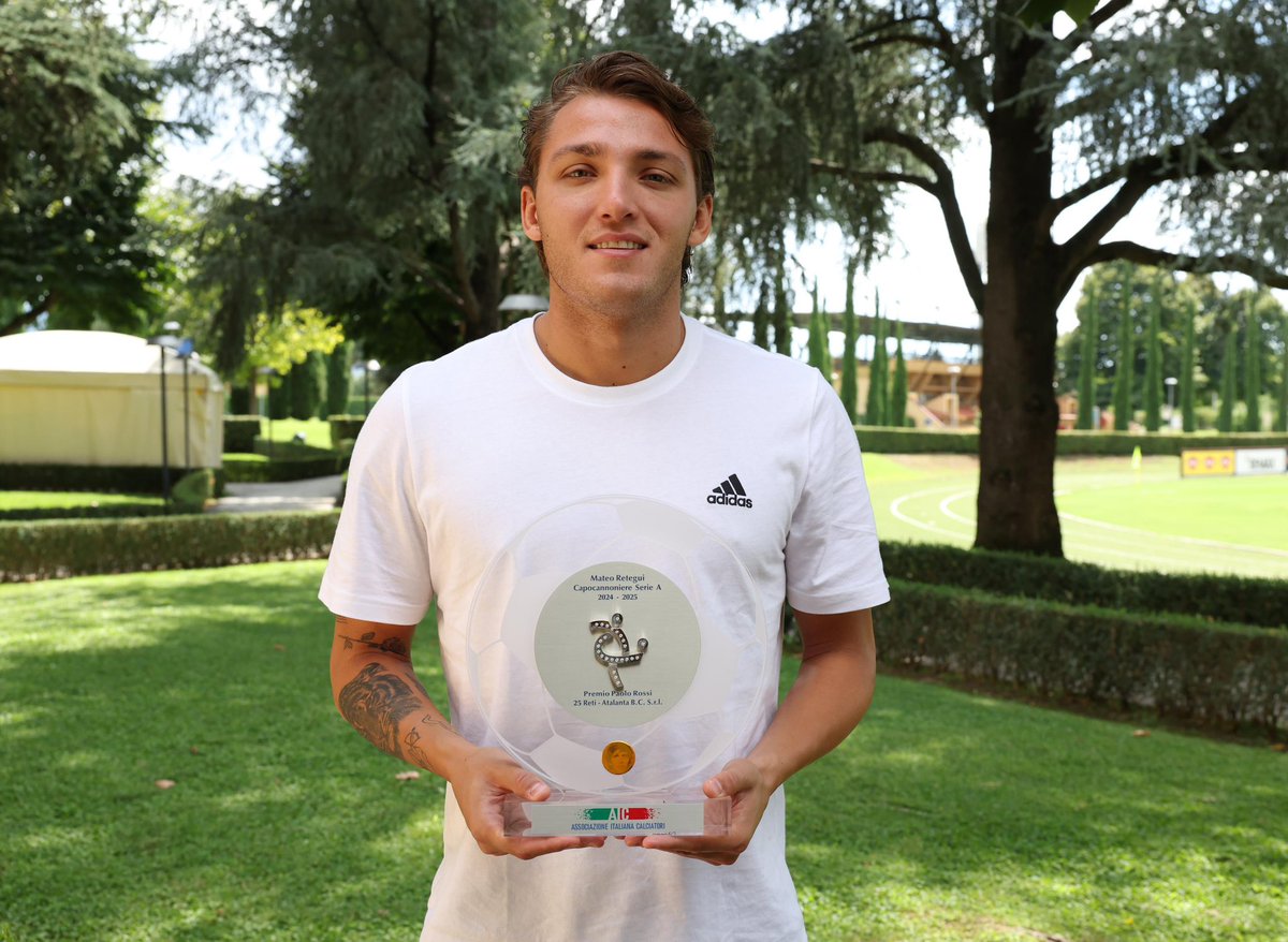 🏆 🏆 𝐌𝐚𝐭𝐞𝐨 𝐑𝐞𝐭𝐞𝐠𝐮𝐢, capocannoniere nello scorso campionato di Serie A con l’Atalanta (𝟐𝟓 𝐫𝐞𝐭𝐢), ha ricevuto oggi a Coverciano il “premio Paolo Rossi”. 

Il prestigioso riconoscimento dell’𝐀𝐬𝐬𝐨𝐜𝐢𝐚𝐳𝐢𝐨𝐧𝐞 𝐈𝐭𝐚𝐥𝐢𝐚𝐧𝐚 𝐂𝐚𝐥𝐜𝐢𝐚𝐭𝐨𝐫𝐢 e’ stato