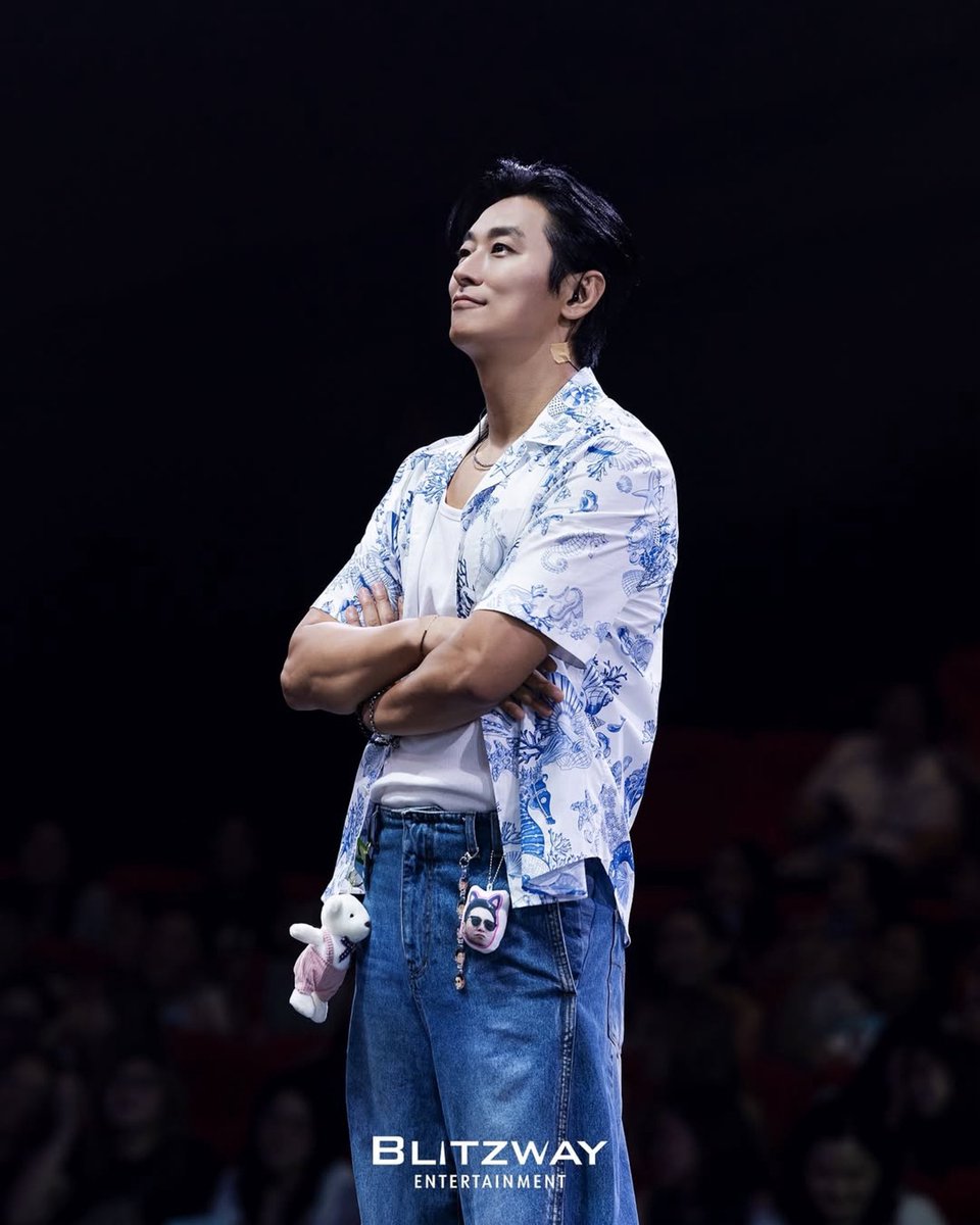 JUJIHOO's tweet image. Standing there, surrounded by so much devotion, I felt the weight of how precious these bonds truly are, carrying me further than words ever could.