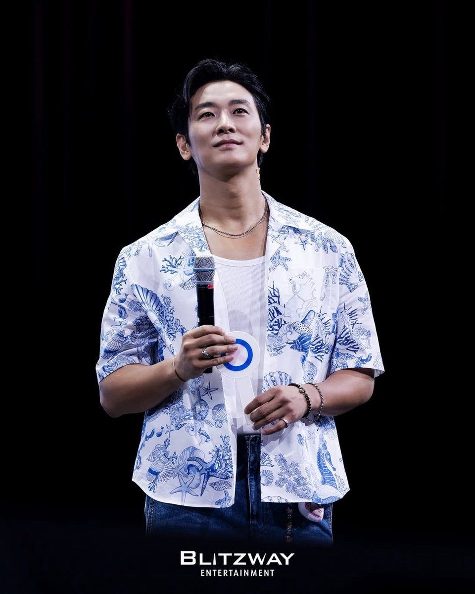 JUJIHOO's tweet image. Standing there, surrounded by so much devotion, I felt the weight of how precious these bonds truly are, carrying me further than words ever could.