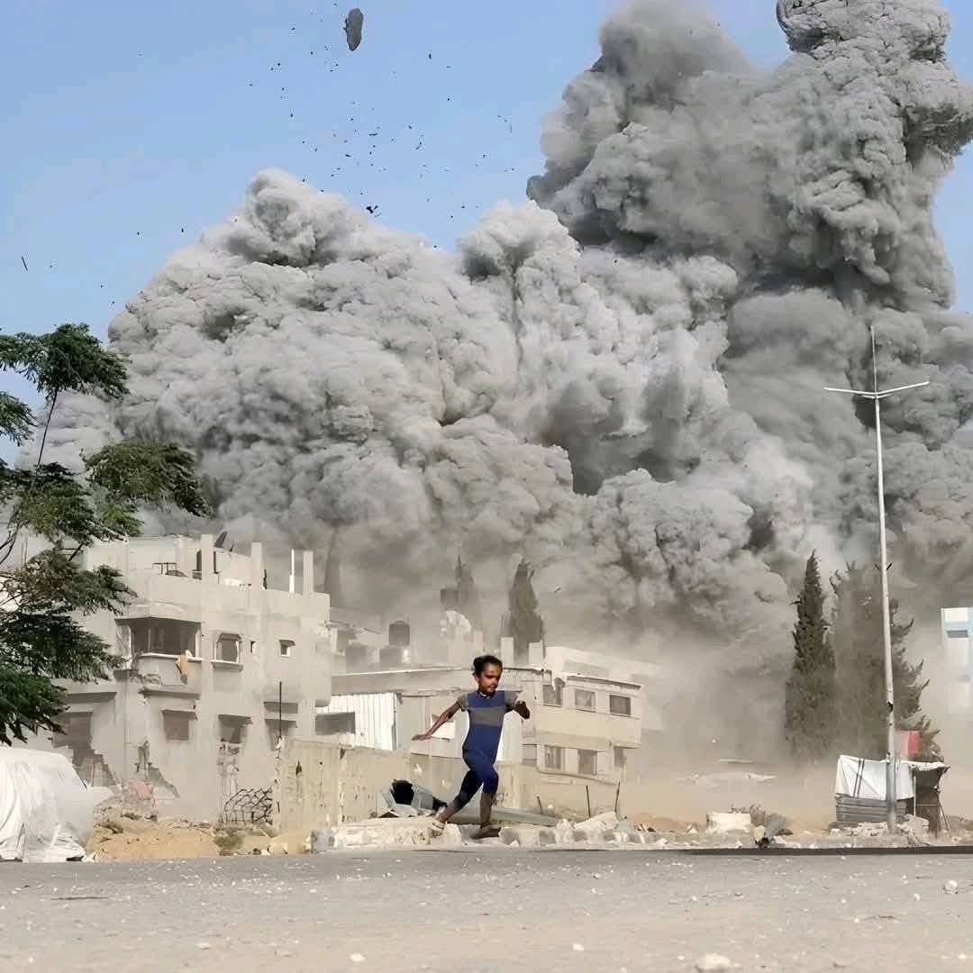 Gambar ditangkap hari ini.

Seorang kanak-kanak yang ketakutan cuba melarikan diri mencari perlindungan selepas serangan udara besar-besaran pengganas Israel di Bandar Gaza.