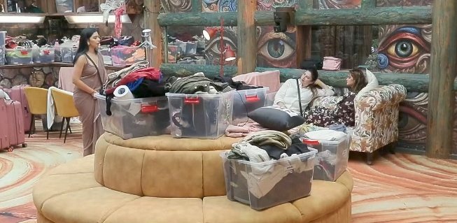 BBossLivefeed's tweet image. #Livefeed !! 
#Tanya :- Aapko Kya lagta hai Pranit ne sabko bejjat kiya.. Kya kisi ko bejjati achi lagegi? 

#Neelam :- Nahi.. 

#Kunica :- Tune dekha nahi.. Taaliya kaha baj rahi thi... 

#Tanya :- Sabse acha Neelam or Avez ke time sabne udham machaya..Bhyankar 👌
#BiggBoss19