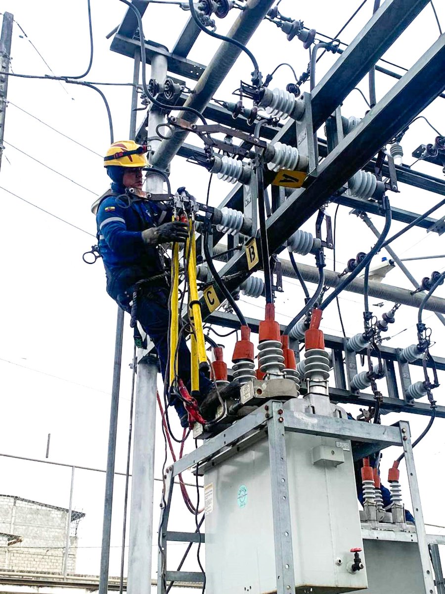 CNEL_EP's tweet photo. ✅ GUAYAQUIL

La madrugada de este martes, en la subestación El Fortín, equipos de #CNELEP realizaron análisis termográficos, limpieza y mantenimiento de componentes con agua desmineralizada, con el objetivo de eliminar polvo y residuos que afecten su operatividad. 

Estas acciones forman parte de los programas preventivos y planificados que se ejecutan en las 46 subestaciones de la Unidad de Negocio Guayaquil, los cuales buscan garantizar la continuidad del servicio de energía eléctrica en la ciudad y en el balneario de Playas.