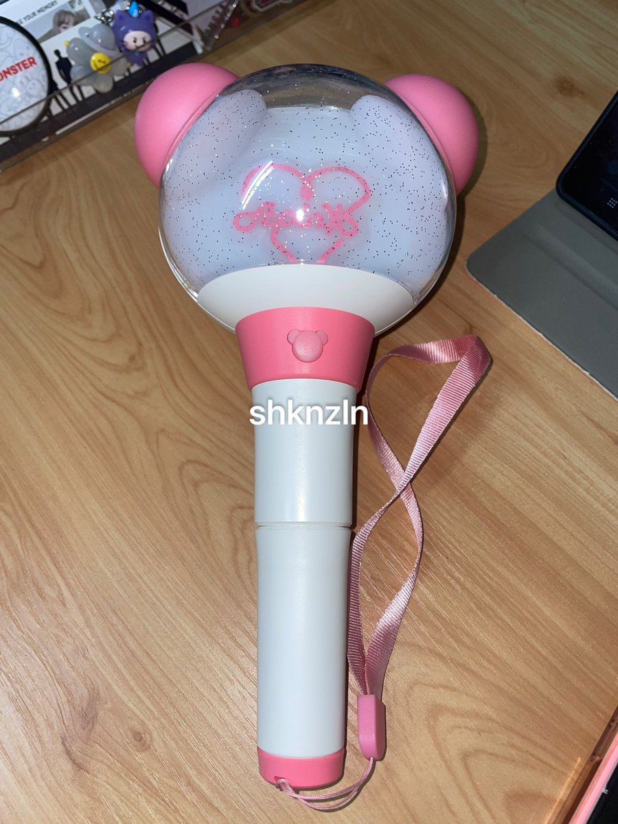 shknzln_'s tweet image. WTS 🇲🇾

Apink official lightstick ver 2
RM150
Can nego slightly
Price exclude postage
Can meet up in Penang Island
DM for details

#pasarapink #Apink