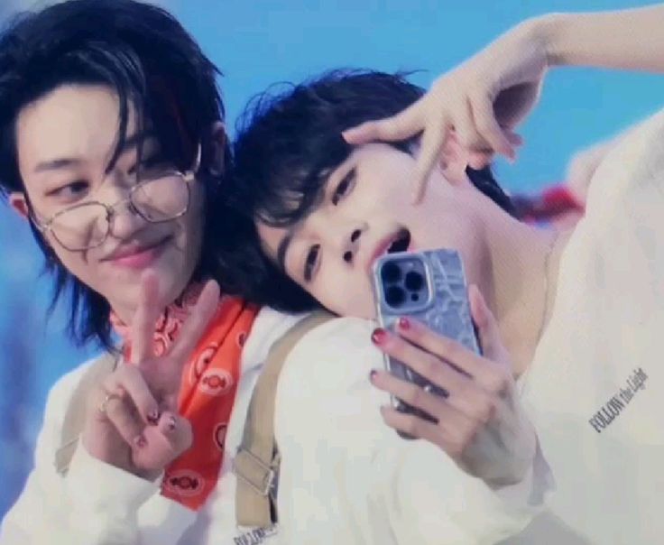 윤정한 진짜 명호 껌딱지인듯..