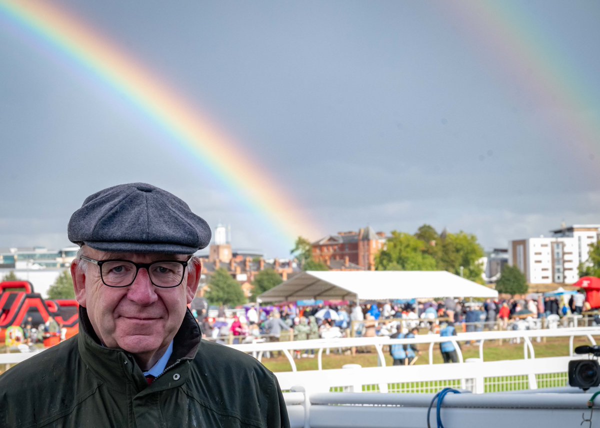 CorneliusRacing's tweet photo. A fun few days working at @NewtonAbbotRace @WorcesterRaces &amp; @WindsorRaces 

• At #NewtonAbbot, great to see #Frodon 🐎 

• Plenty of 🌈 &amp; ☔️ 

• 📷 finish for #Windsor highlight: 💪 Kieran Shoemark ride (Furhaan) v. young owners of Margorie 

Pics: @dcoolimages @nigekirby https://t.co/F7R24W7yek