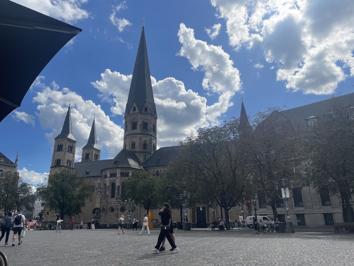Bonn, Münsterplatz. Wetter: gut - Talahondichte: noch okay. Insgesamt lebenswert.