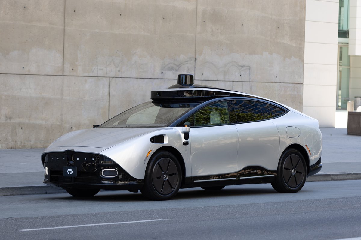 amyluca's tweet image. Tensor is on tour! First top the Big Apple🍎. Come by to meet Tensor in person at the Hilton Hotel Midtown this week at these times: Wed: 3 pm - 7 pm, Thurs: 9 am - 7 pm, Fri: 9 am - 3 pm.  #Tensor #Robocar #NYC #FutureIsNow #AI