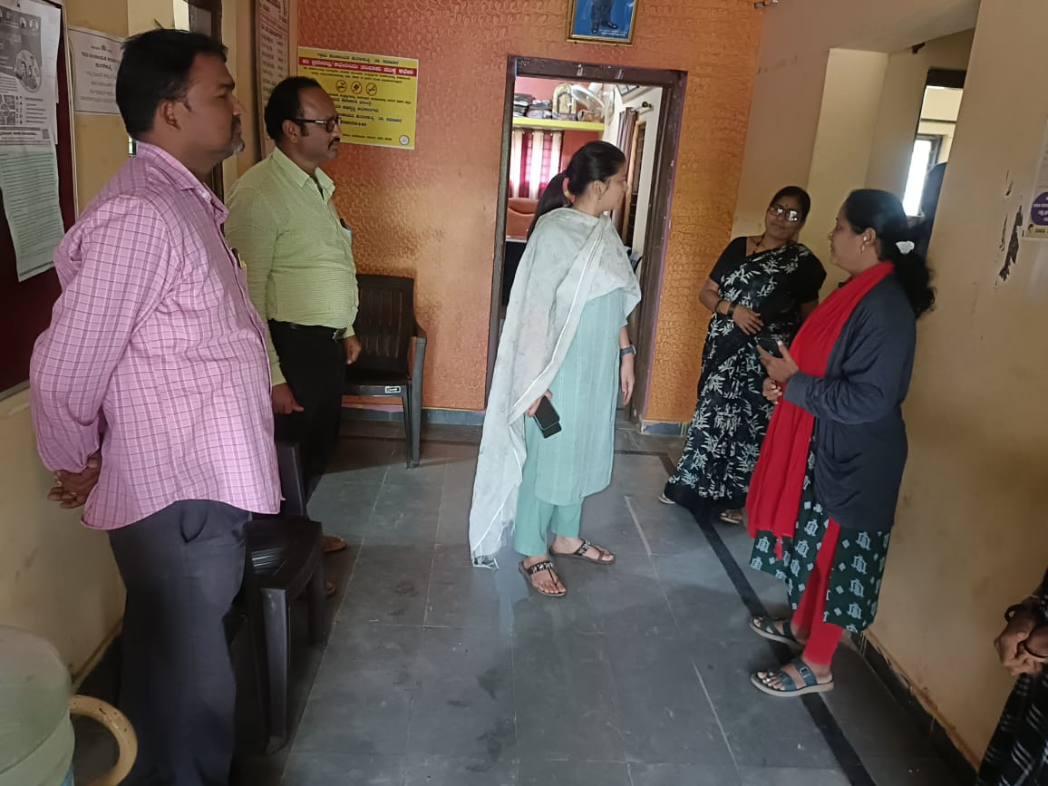 ceo_haveri's tweet photo. ಸವಣೂರು ತಾಲ್ಲೂಕಿನ ಹುರಳಿಕೊಪ್ಪಿ ಗ್ರಾಮ ಪಂಚಾಯಿತಿ ಕಛೇರಿಗೆ ಭೇಟಿ ನೀಡಿ ಕಡತಗಳ ಪರಿಶೀಲನೆ ಹಾಗೂ ಇಲಾಖೆಯ ಯೋಜನೆಗಳ ಅನುಷ್ಟಾನದ ಕುರಿತು ಪ್ರಗತಿ ಪರಿಶೀಲನೆಯನ್ನು ಜರುಗಿಸಲಾಯಿತು. @CommrPR @DCHaveri https://t.co/YwUatREDsI