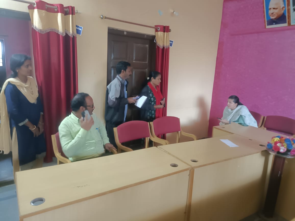ceo_haveri's tweet photo. ಸವಣೂರು ತಾಲ್ಲೂಕಿನ ಹುರಳಿಕೊಪ್ಪಿ ಗ್ರಾಮ ಪಂಚಾಯಿತಿ ಕಛೇರಿಗೆ ಭೇಟಿ ನೀಡಿ ಕಡತಗಳ ಪರಿಶೀಲನೆ ಹಾಗೂ ಇಲಾಖೆಯ ಯೋಜನೆಗಳ ಅನುಷ್ಟಾನದ ಕುರಿತು ಪ್ರಗತಿ ಪರಿಶೀಲನೆಯನ್ನು ಜರುಗಿಸಲಾಯಿತು. @CommrPR @DCHaveri https://t.co/YwUatREDsI