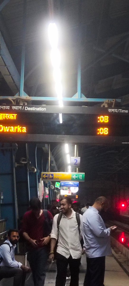 ihari_krishan's tweet photo. ये न सुधारने वाले क्यों @OfficialDMRC 

पीक आवर में 8 मिनट पर मेट्रो ब्लू लाइन नोएडा इलेक्ट्रॉनिक सिटी सेंटर से

गजब बदमाशी चल रही है https://t.co/hFM2RlLvlB