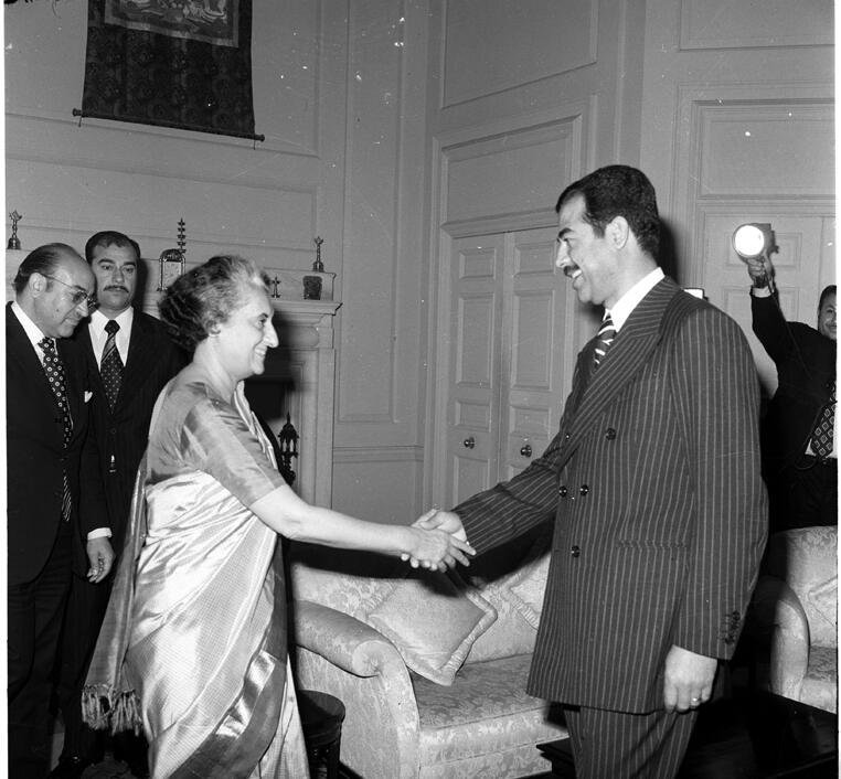 इतिहास का सबसे दिलचस्प नजारा...दो मिनट की ये पोस्ट आश्चर्यचकित कर देगी..अंत तक जरुर पढ़े🧵

1. प्रधानमंत्री इंदिरा गांधी इराक के सद्दाम हुसैन के साथ 1974