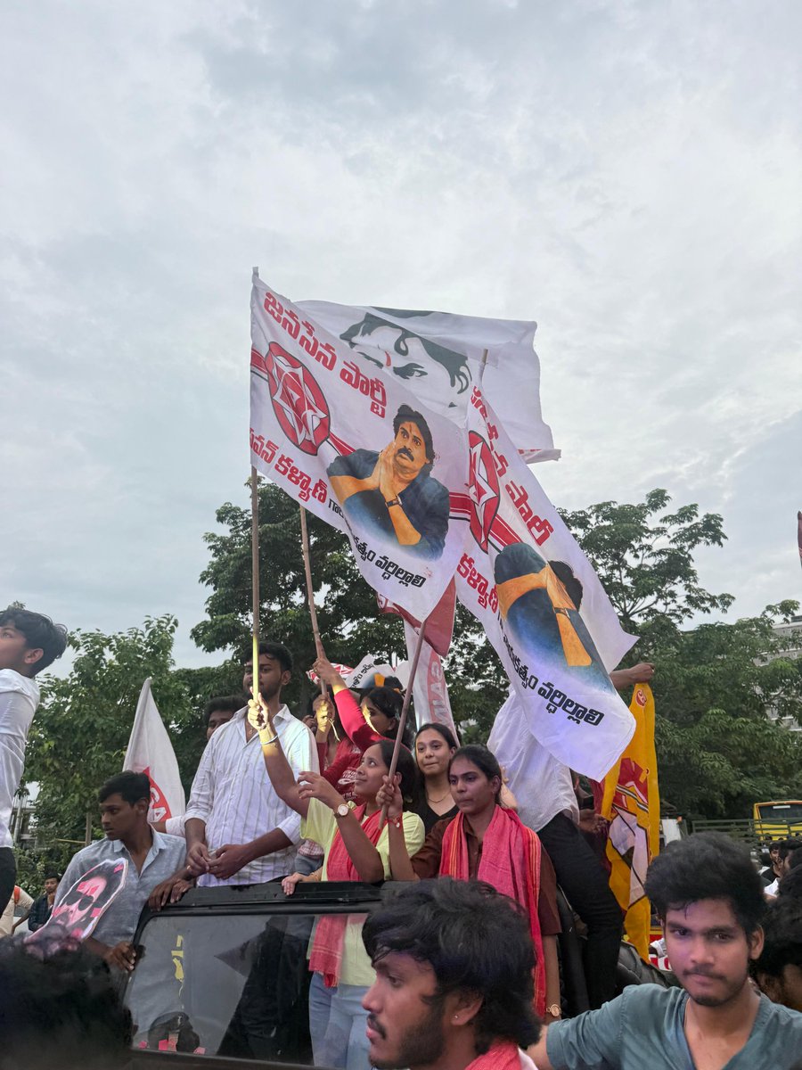 janasena_srmap's tweet image. Strength in every step 
 Our Mahila Janasainiks leading with pride 💪❤️
#SRMAP #HBDPawankalyan